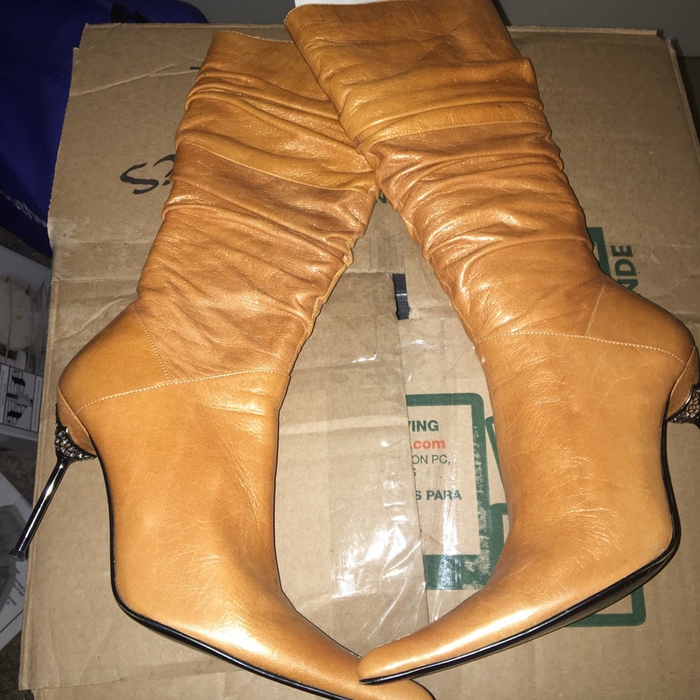 Boots with detailed back